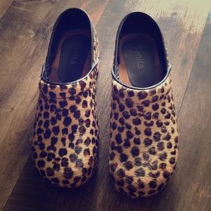 sanita cheetah print clogs